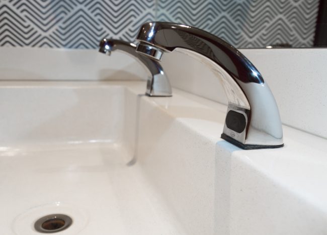 comptoir-salle-de-bain-commerciale-beton-commercial-bathroom-concrete-counter-1